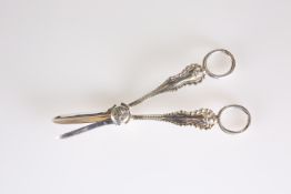 A PAIR OF LATE VICTORIAN SILVER GRAPE SCISSORS, SHEFFIELD 1898