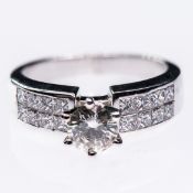 AN 18CT WHITE GOLD AND DIAMOND RING