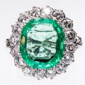 AN EMERALD AND DIAMOND CLUSTER RING