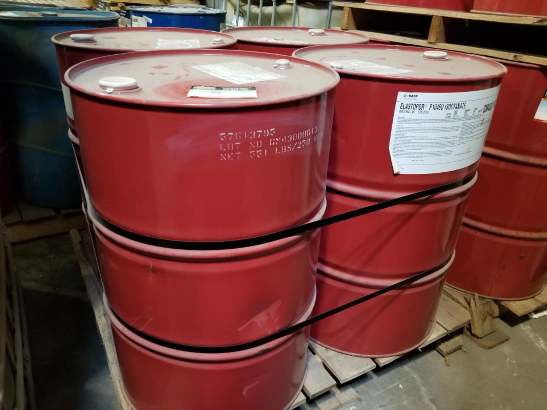 4 Isocyanate barrels / 4 Barils d'isocyanate