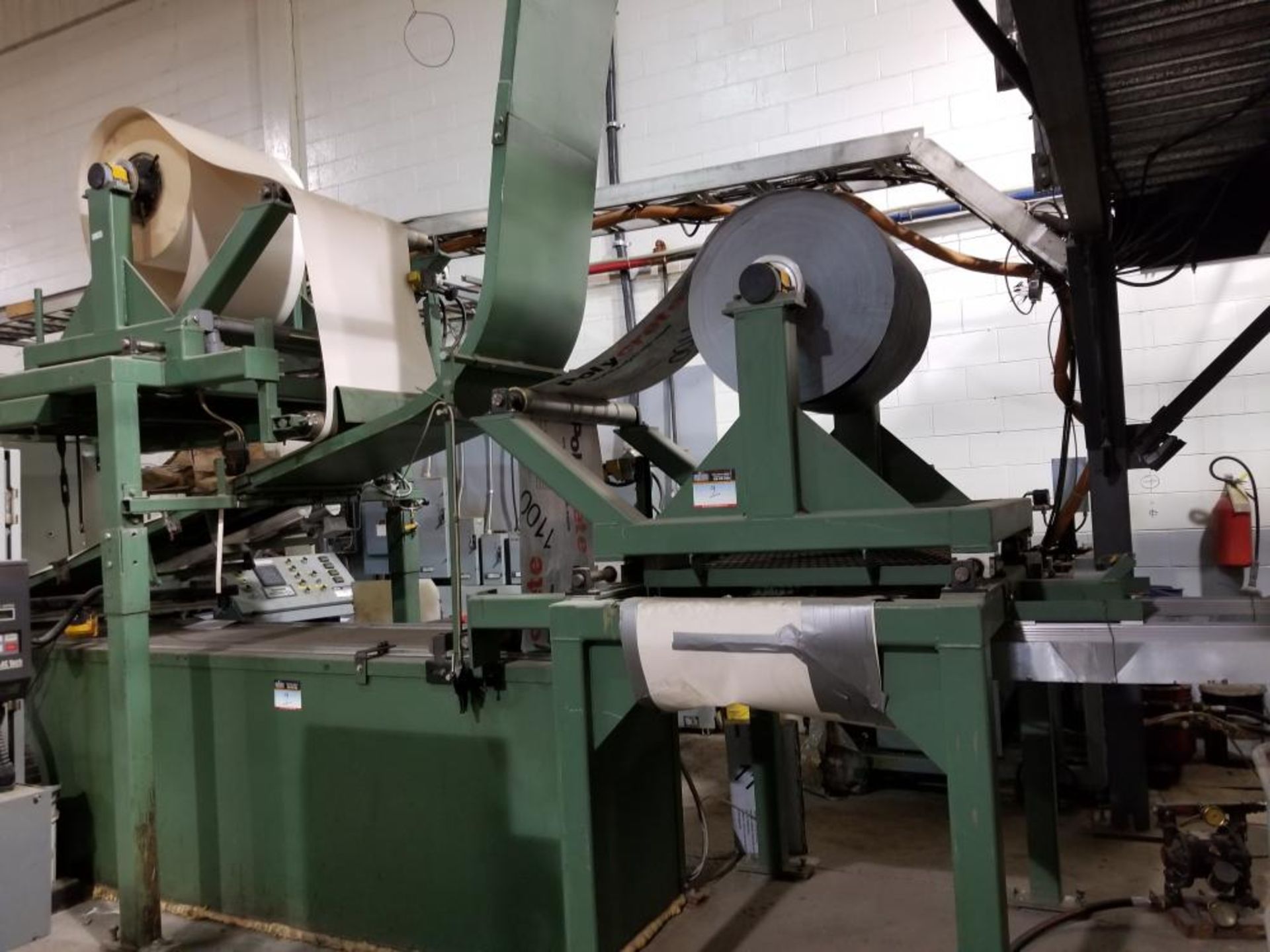 Machine for manufacturing insulating shapes / Machine à fabriquer des formes isolantes