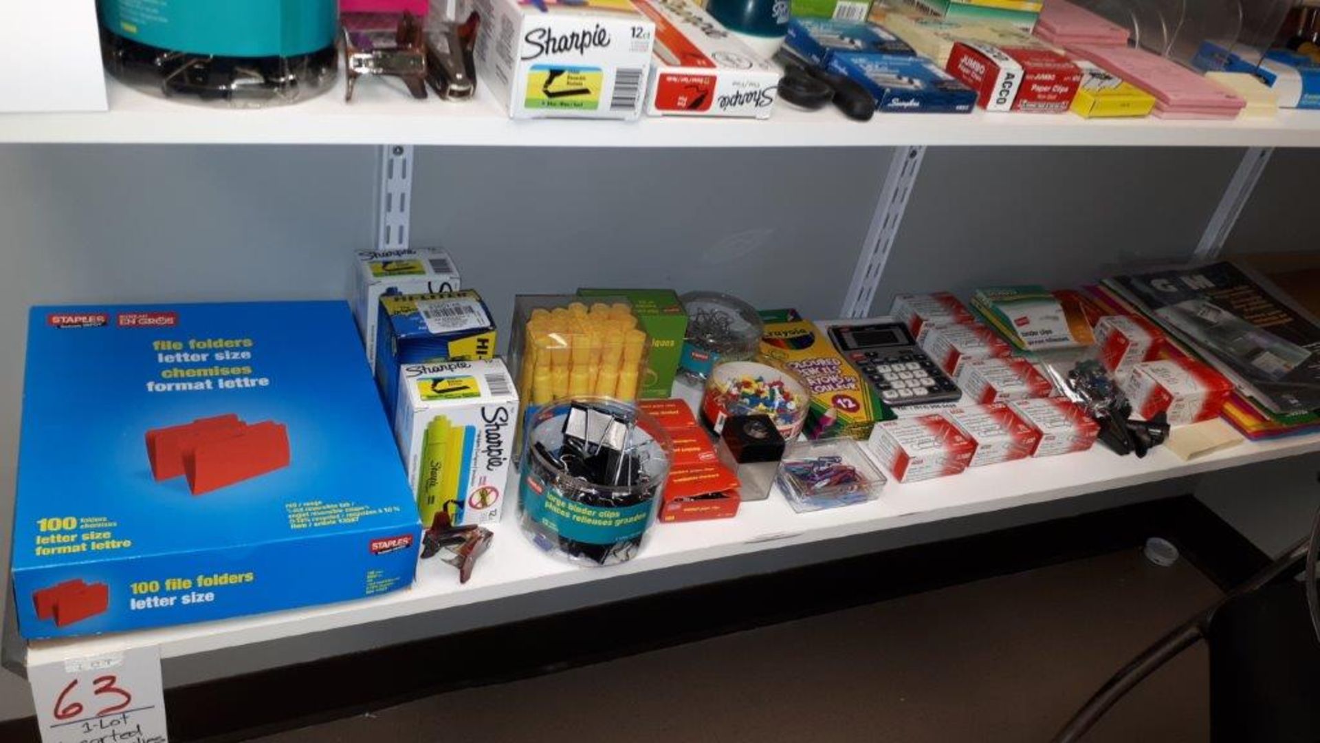 Assorted office supplies,1 shelf (Lot)