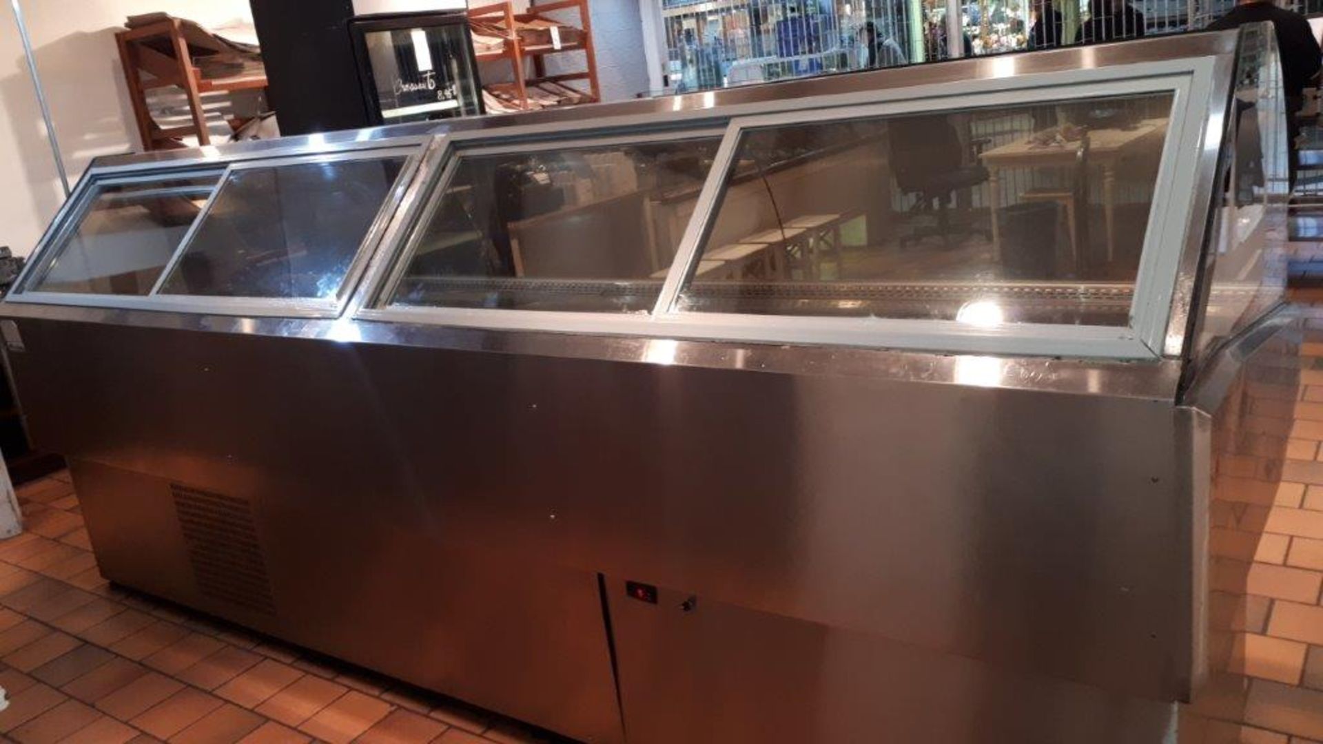 IFI DDIG-12TR Refrigerated glass display counter w/compressor,145” - Image 2 of 4