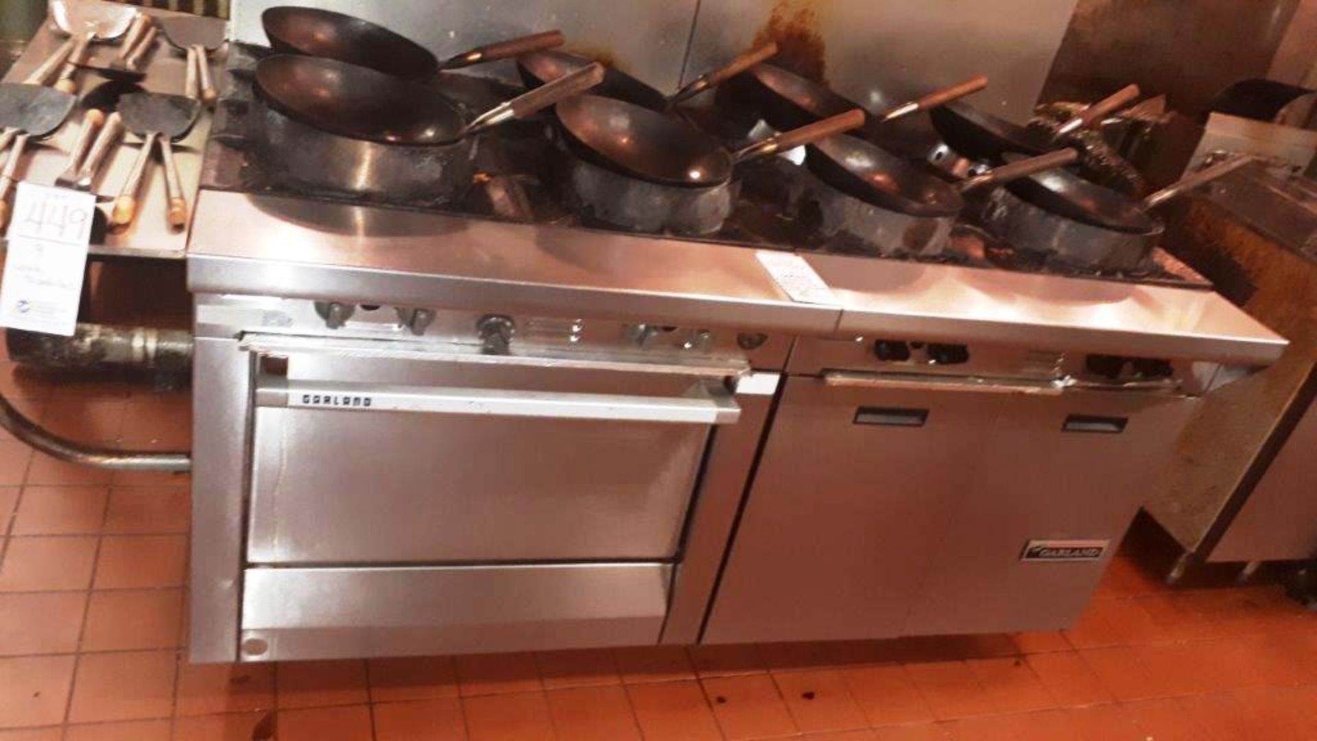 GARLAND Commercial 8 burner gas range w/oven & storage