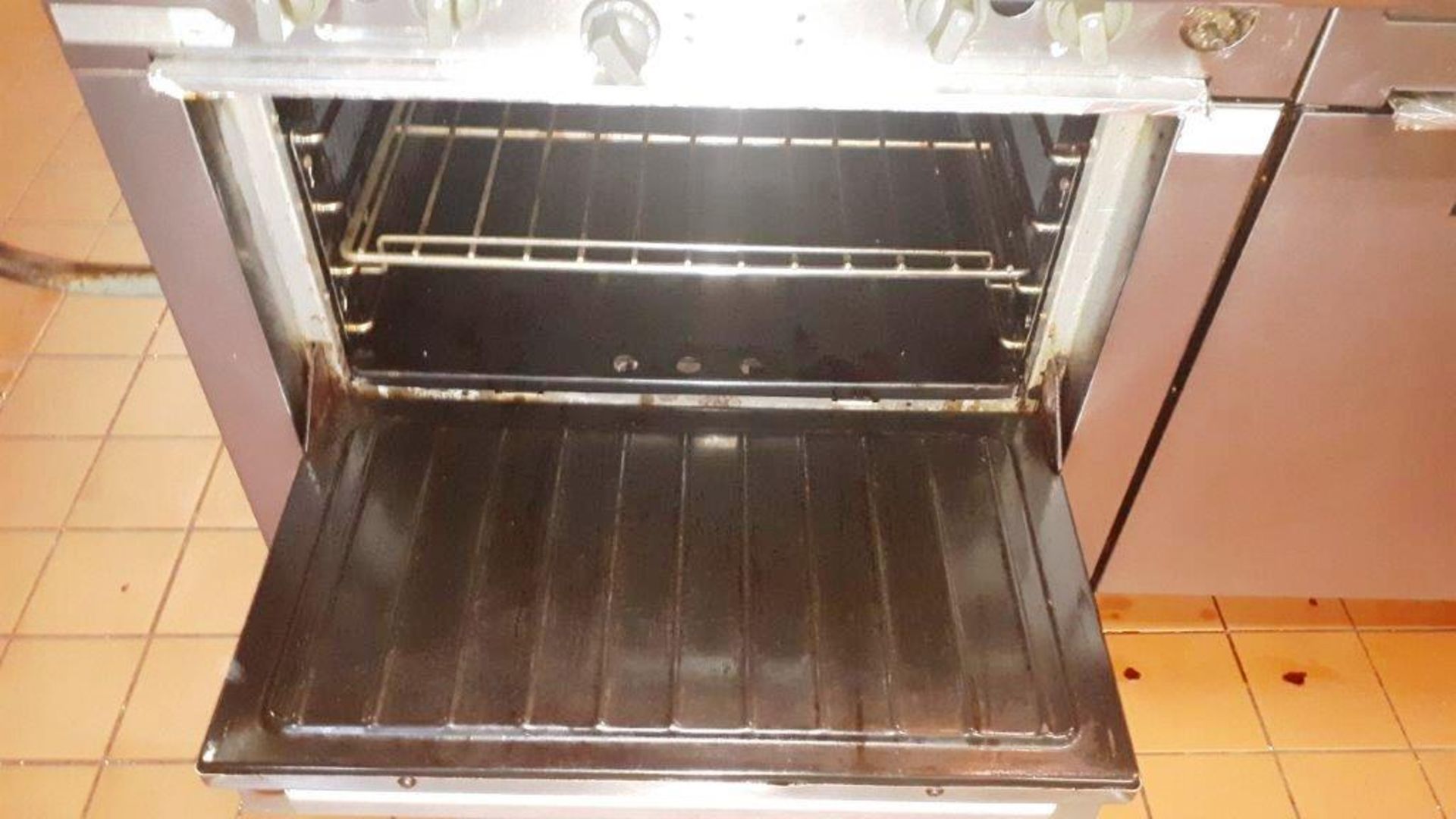 GARLAND Commercial 8 burner gas range w/oven & storage - Image 3 of 4