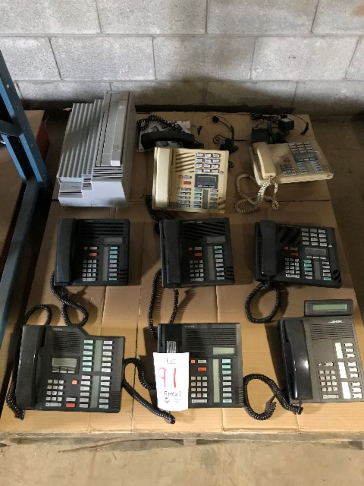 Phone system - telephones, module, etc... (x 8pcs)