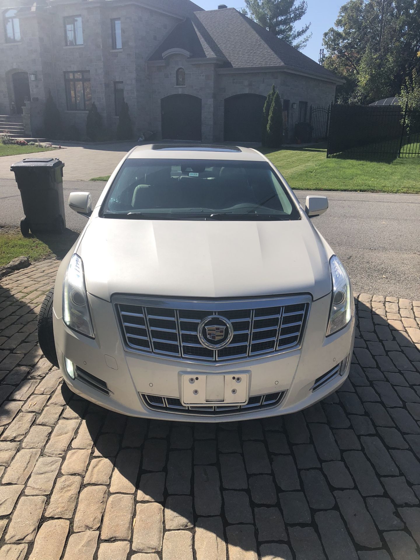 (2014) Cadillac XTS4 Fully Equipped. 113,000km Vin:2G61N5S30E9242412 - Image 5 of 12