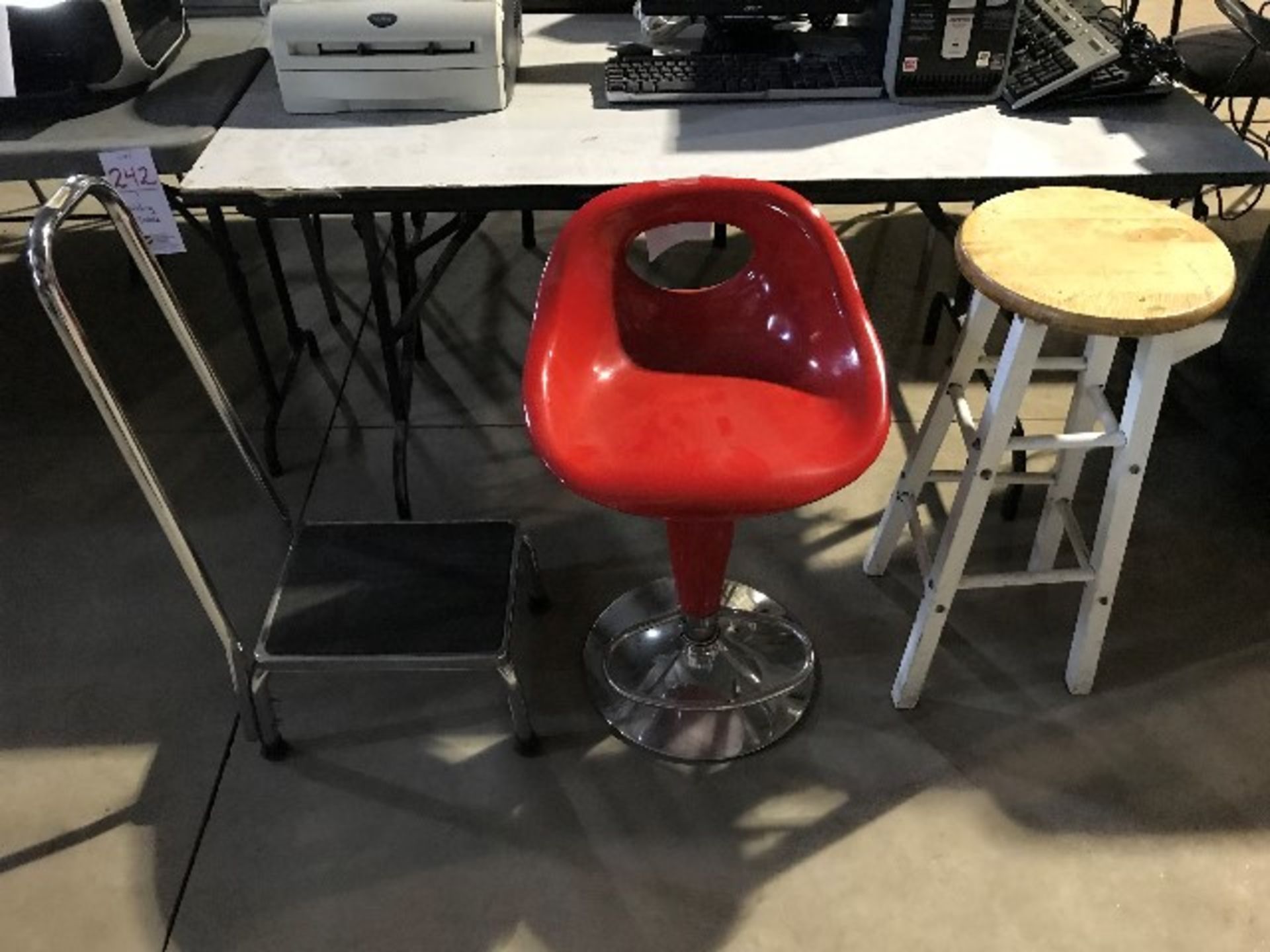 Table, stools, stand (x 4pcs)