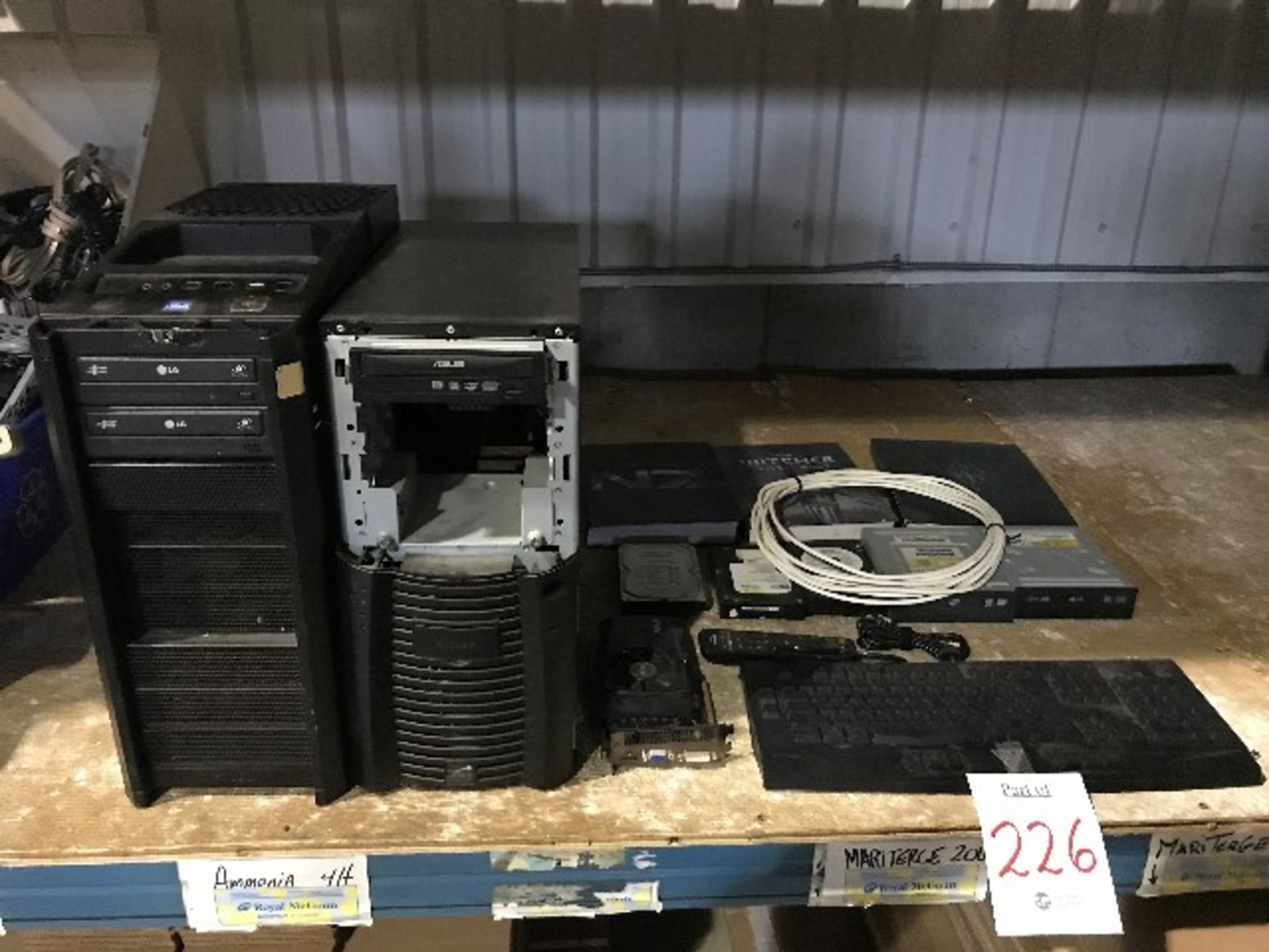 Assorted computer towers,keyboard,hard drives,etc... (Lot)