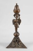 ÖllampeIndien(?), 19. Jh.(?). Bronze, schöne Alterspatina. Schaft in Form einer geflügelten Figur,