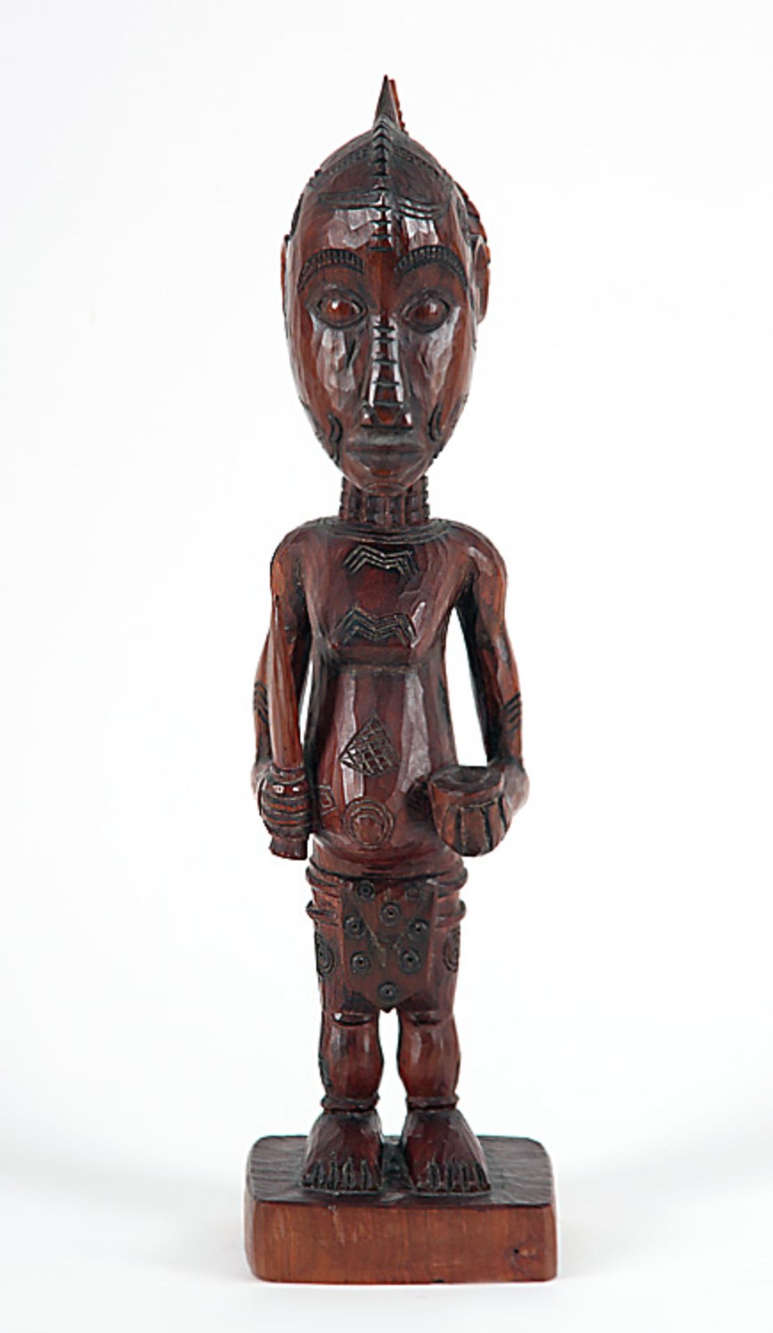 Stehende Figur mit Dolch und kleinem GefäßZentralafrika. Holz, rotbraune Patina. Kunstvoll