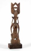 Kniende weibliche FigurAfrika, Yoruba. Holz, auf Holzsockel montiert. H ohne Sockel 31,3 cm.€ 25
