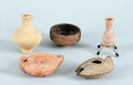 KonvolutRömisch, ca. 1.-3. Jh. n. Chr.. 1) Zwei Öllampen. Rotbrauner Ton, hellgraue und rotbraune