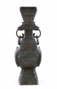 Alte ZiervaseChina, im Stil des 16./17. Jhs.. Bronze, graubraune Patina. Unten zwei rissartige,