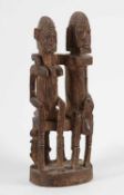 Sitzendes FigurenpaarAfrika, Dogon Mali. Zwei Ahnenfiguren. Holz, graue Patina. H 37 cm.€ 30