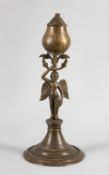 ÖllampeIndien(?), 19. Jh.(?). Bronze, Alterspatina. Auf rundem, gewölbten Profilfuß geflügelte