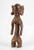 Ahnenfigur der MumuyeAfrika, Nigeria. Holz, hellbraune Patina. H 40,5 cm.€ 25