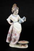 Trachtenmädchen mit Krug Spanien, Lladro, Manufakturstempel. Feine Buntbemalung. H 22 cm.€ 25