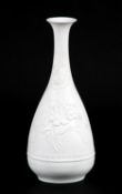 VaseStaffelstein, Alboth & Kaiser, Manufakturstempel. Keulenform. Weiße Mattglasur, floraler