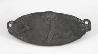 Ovales Tablett aus ZinnSchönes Jugendstilmuster: hockendes Kind eine Schnecke betrachtend. 27,2 x