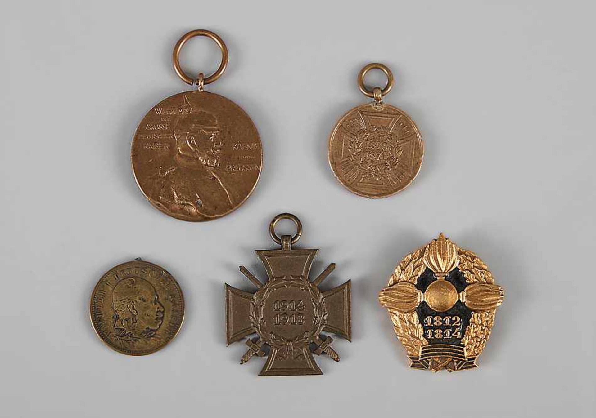 Konvolut1) Frontkämpfer Ehrenkreuz mit Schwertern 1914-1918. 2) Zwei Medaillen auf den 100.