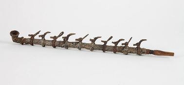 OpiumpfeifeAfrika. Holz, Messing, Reptilhaut. L 49,5 cm.o. L.