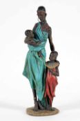 Anonymer Künstler20. Jh..Afrikanerin mit zwei Kindern.Feinfühlige Darstellung aus bunt bemaltem
