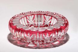 AscherRunde, bauchige Form. Teils rot überfangenes Kristallglas, Kerbschliffdekor. H 6,2 cm, D 19,