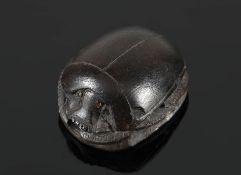 Ägyptischer SkarabäusMuseumsreplik. Schwarzgrauer Steinguss. L 2,9 cm.€ 20
