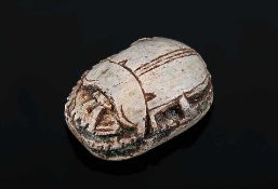 Ägyptischer SkarabäusMuseumsreplik. Grauer Steinguss. L 2,9 cm.o. L.