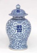 DeckelvaseChina. Porzellan, ugl. blaue Vierzeichenmarke Ch'êng-hua. Balusterförmiger Gefäßkörper,