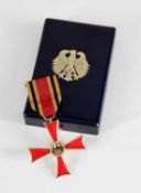 Verdienstkreuz am Bande der Bundesrepublik DeutschlandHerrenausführung. D 55 mm. Im dunkelblauen