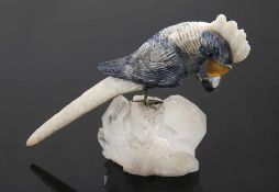 PapageiVerschiedene Quarze, Krallen aus Silberdraht, Sockel Bergkristall. H 10,5 cm, L 16,4 cm.