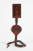 Streichholzhalter in Form einer Königskobra Indien. Messing, feiner Reliefdekor rot und schwarz
