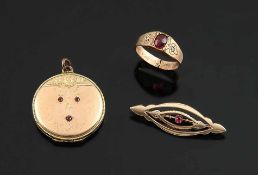 KonvolutDrei alte Teile aus Gold doublé mit roten Steinen: 1 Medaillon, 1 Brosche, 1 Damenring.o.