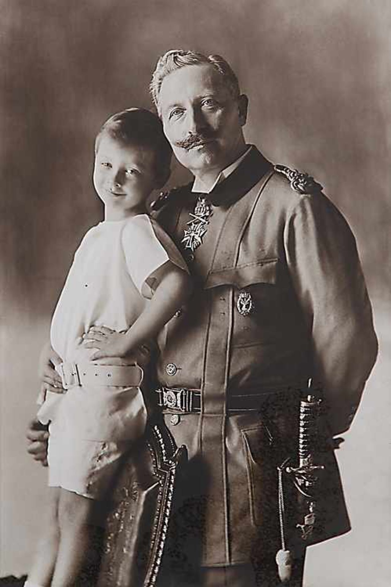 FotografieWilhelm II. mit seinem ältesten Enkel Prinz Wilhelm von Preußen.Ca. 28,8 x 19,2 cm (