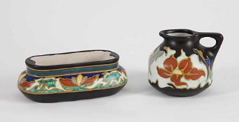 Kanne und SchaleHolland. Bunt bemalte Keramik. Kanne: H 10,8 cm. Schale: H 6,8 cm, L 20 cm, B 10,6