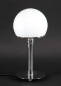 TischlampeIm Stil des Entwurfs von Wilhelm Wagenfeld. Verchromtes Metall, kugeliger Milchglasschirm.