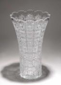 Große VaseSchweres Bleikristall, feiner Kerb- und Steinelschliff, im Boden großer Sternschliff,
