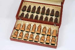 32 SchachfigurenHolz geschnitzt. H ca. 7 cm - 9,5 cm. Im Kasten.€ 70