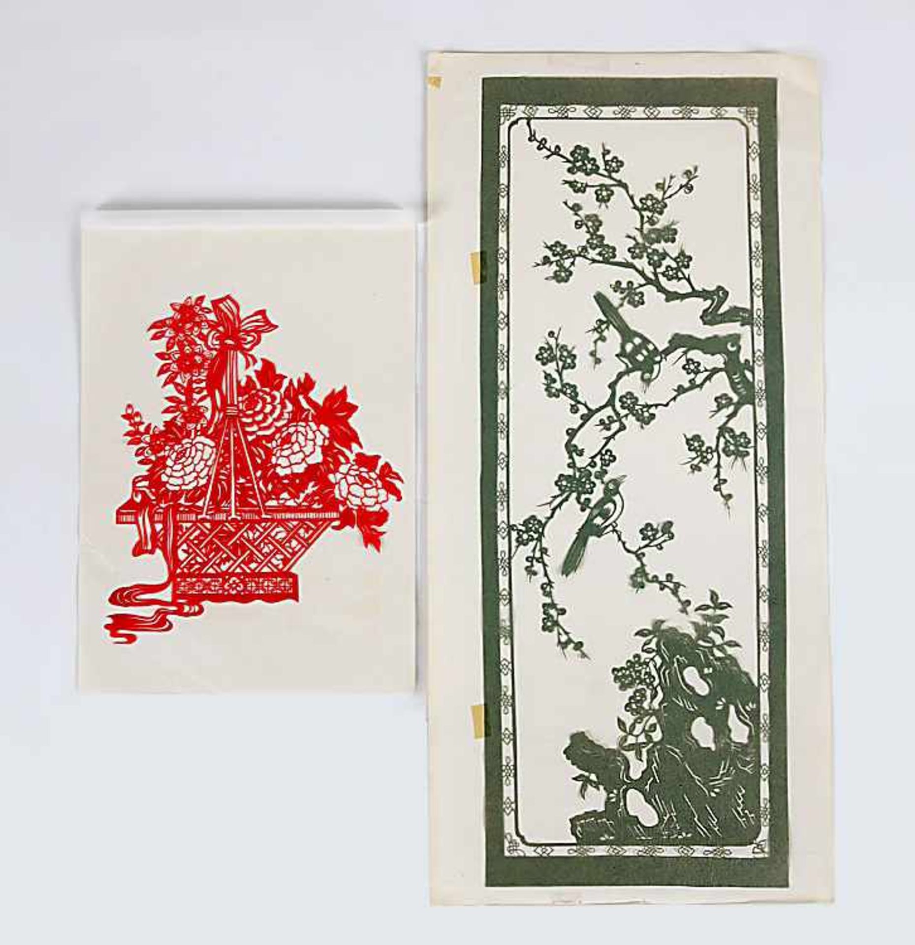 Zwei ScherenschnitteChina/Japan, 1. Hälfte 20. Jh.(?). 1) Blumenkorb in Rot. 16,4 x 13,8 cm. 2) Zwei