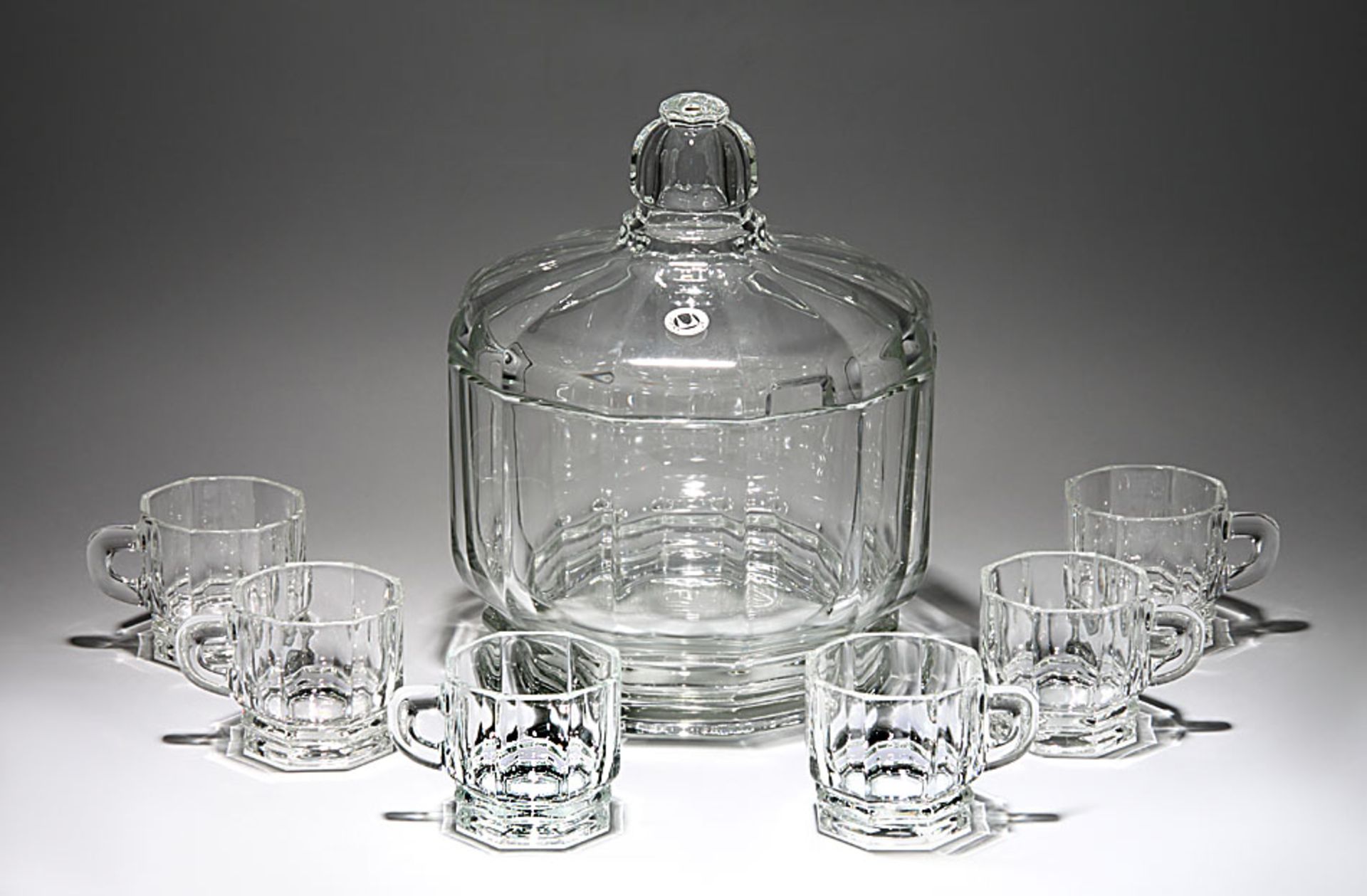 Bowle, sechs HenkelbecherGlashütte Walther. Farbl. Glas. Kantig geschliffene Gefäßkörper. Bowle H 29