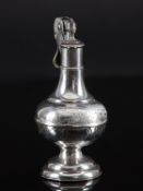 Tischfeuerzeug950er Silber und Metall. Vasenform, Gravuren. H 12,2 cm. Mehrere Dellen und Beulen.