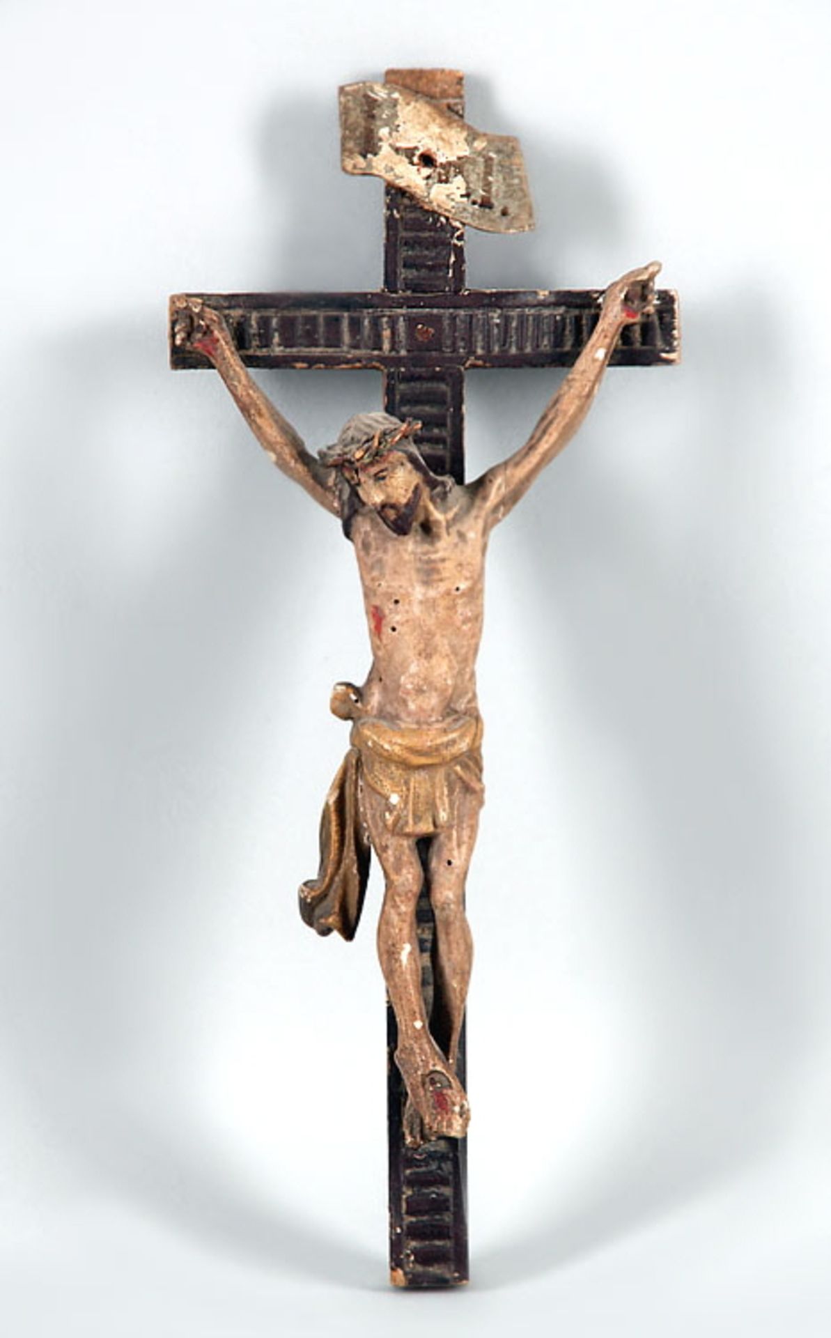 Kruzifix19. Jh.. Korpus (Dreinageltypus) Holz geschnitzt, bemalt. Kreuzbalken beschnitzt und