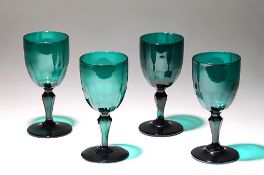 Vier Stengelgläser19. Jh.. Dunkelgrünes Glas. Bauchige Kuppa unten mit Rundbogenschliff, kantiger