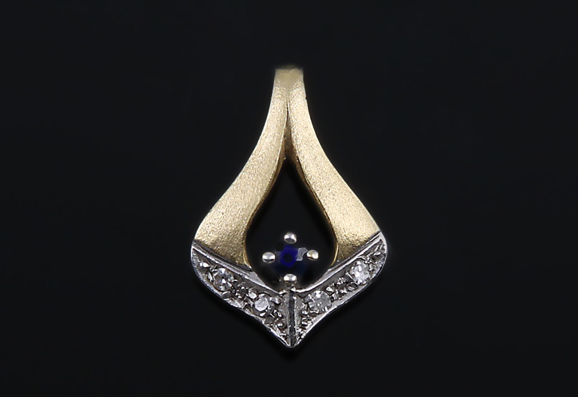 AnhängerGG, WG 585. Facettierter blauer Saphir, D ca. 2 mm, vier Kleindiamanten. L ca. 1,7 cm. 1,3 g