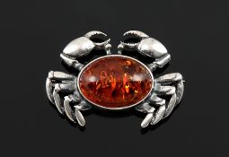 Brosche925er Silber. Form einer Krabbe mit Bernsteincabochon. L 3,3 cm. 4,6 g brutto.€ 15