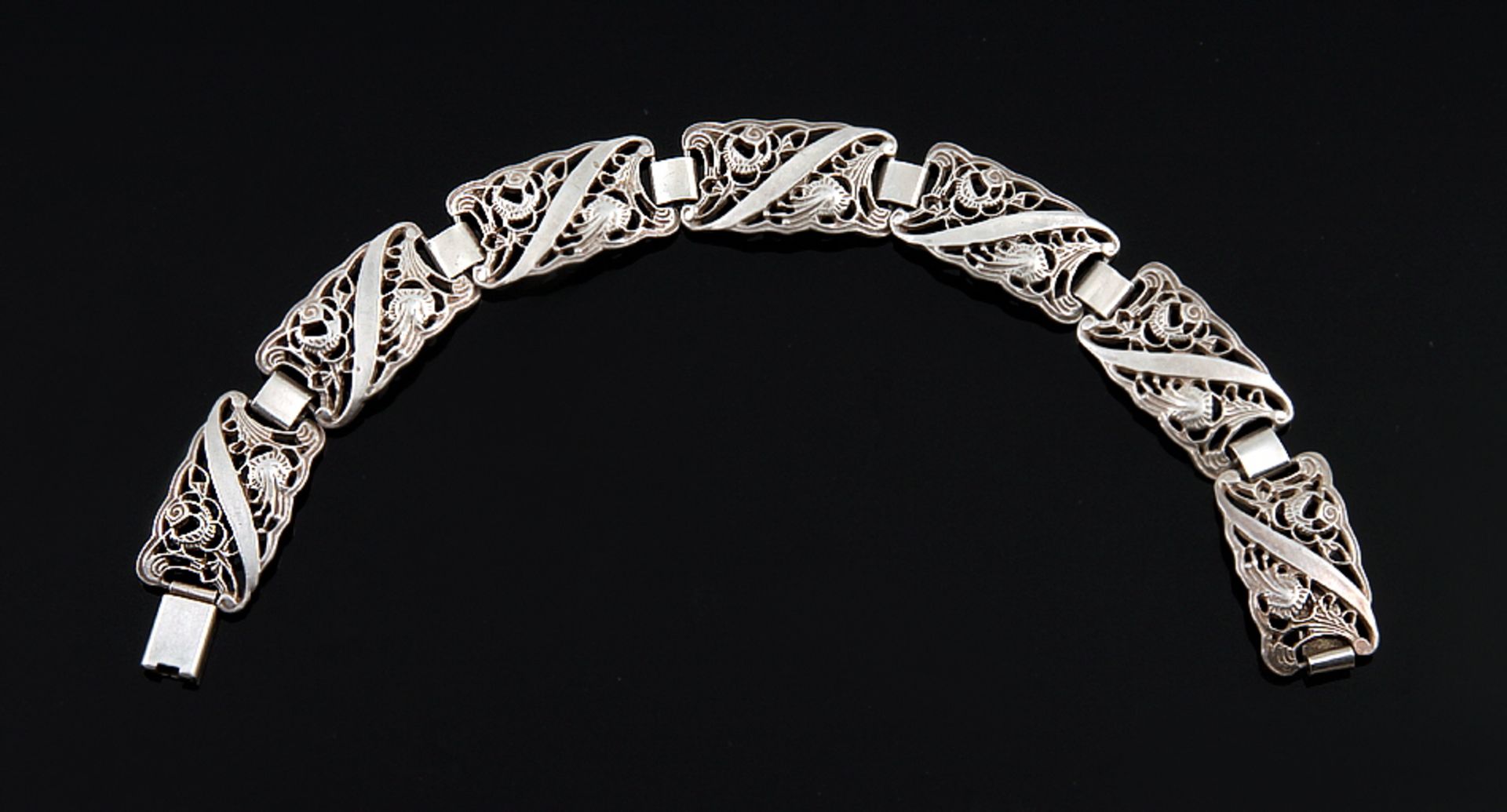 Armband925er Silber. Sieben lei. gewölbte Rechteckglieder mit Zierdurchbrüchen. Kastenschließe. L