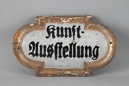 Barockschild18. Jh.. Holz geschnitzt. Alte übergangene Vergoldung. Schwarze Beschriftung "Kunst-