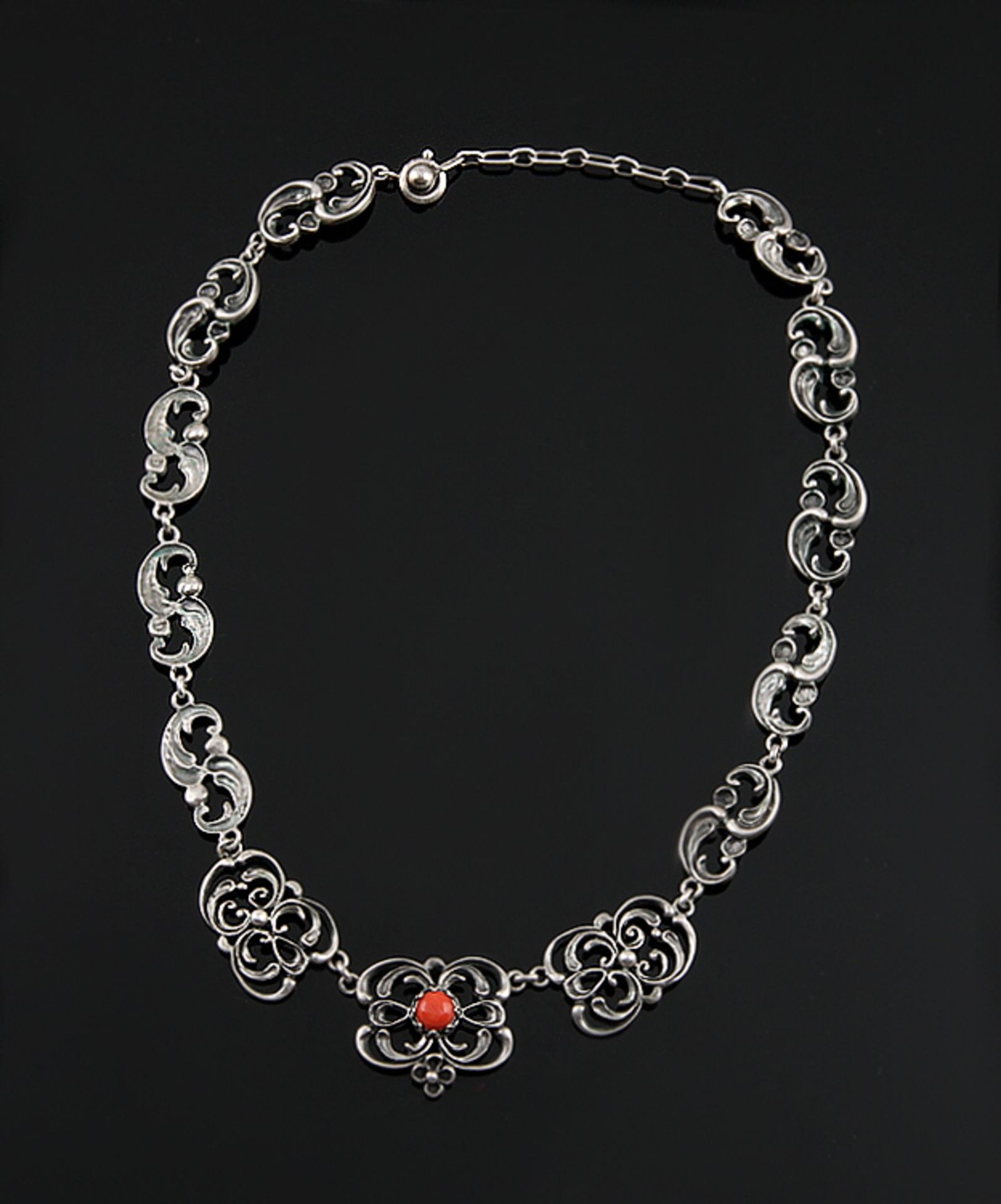 Collier800er Silber. Feine Reliefglieder mit Zierdurchbrüchen, unten mit Korallencabochon, D ca. 6